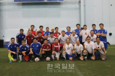 [한국일보] 매주 일요일 축구로 친목을 다지는 OB축구클럽 회원들 (2017-03-09)